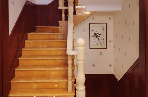 文山中式别墅室内汉白玉石楼梯的定制安装装饰效果